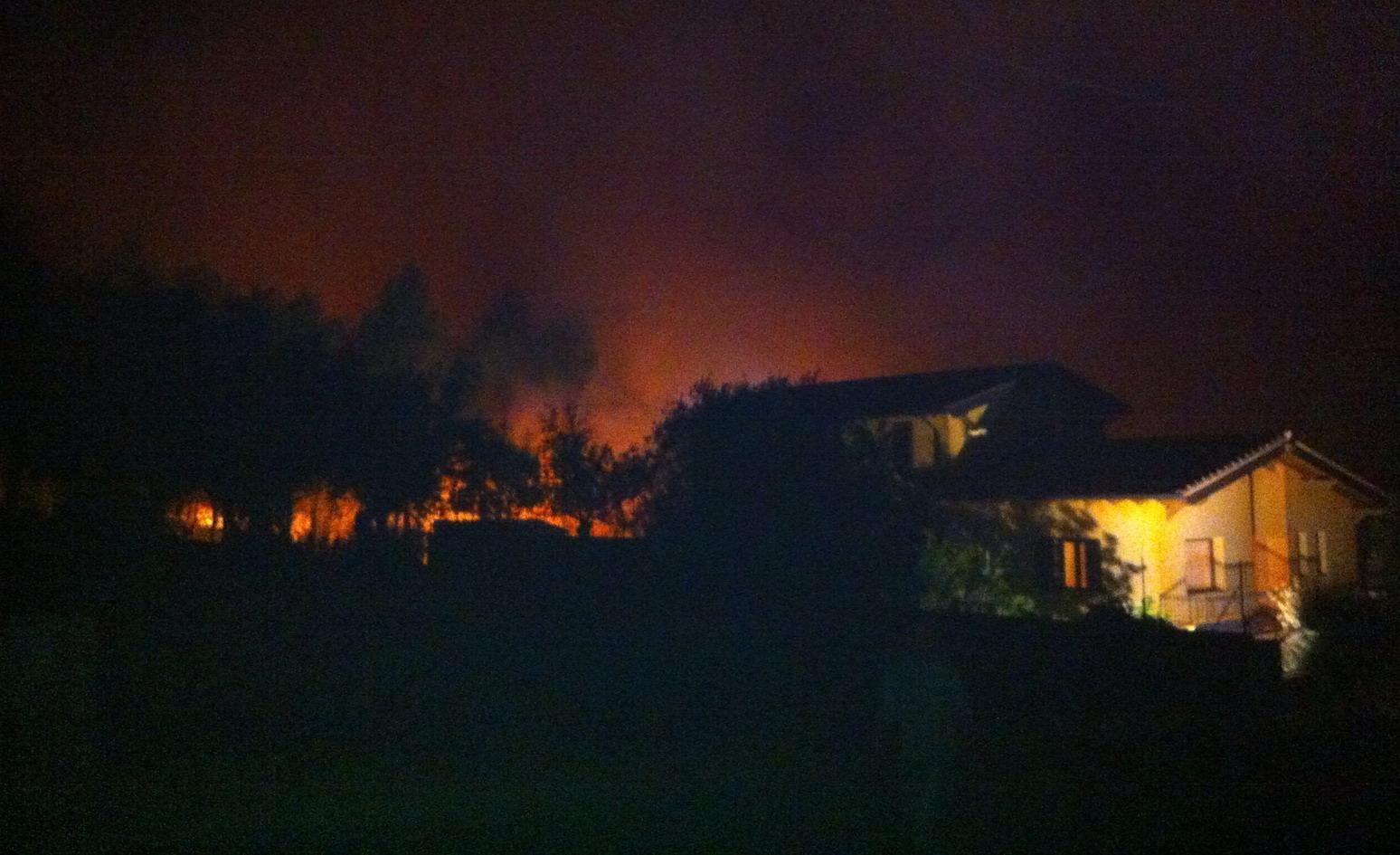 L'incendio lambisce le case a Guspini