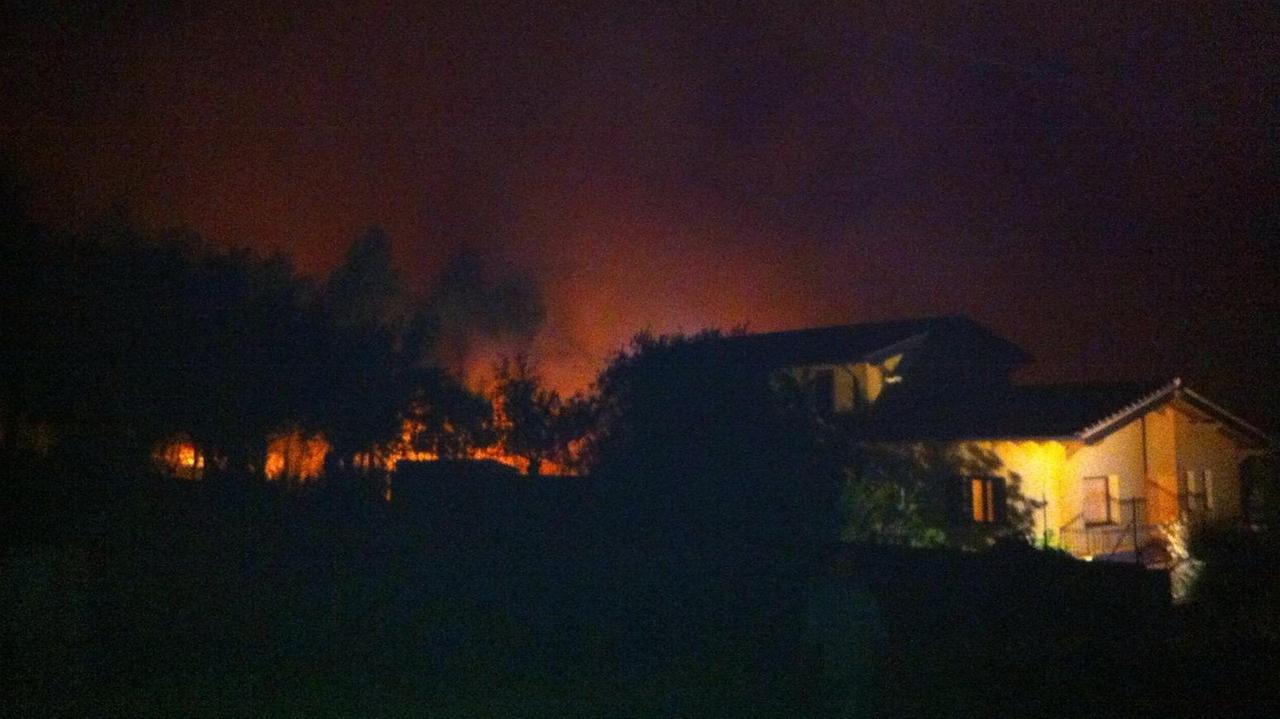 L'incendio lambisce le case a Guspini