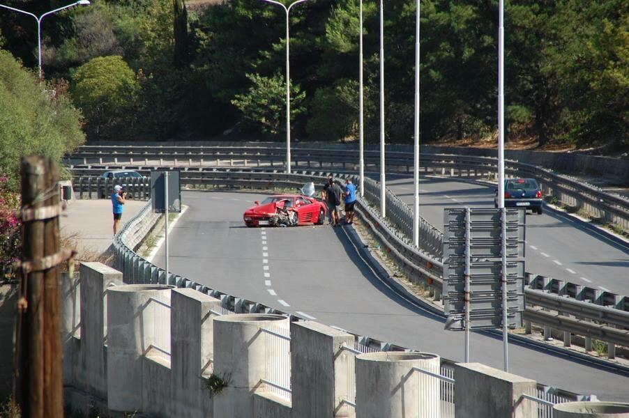 La Ferrari incidentata in via Don Luigi Sturzo