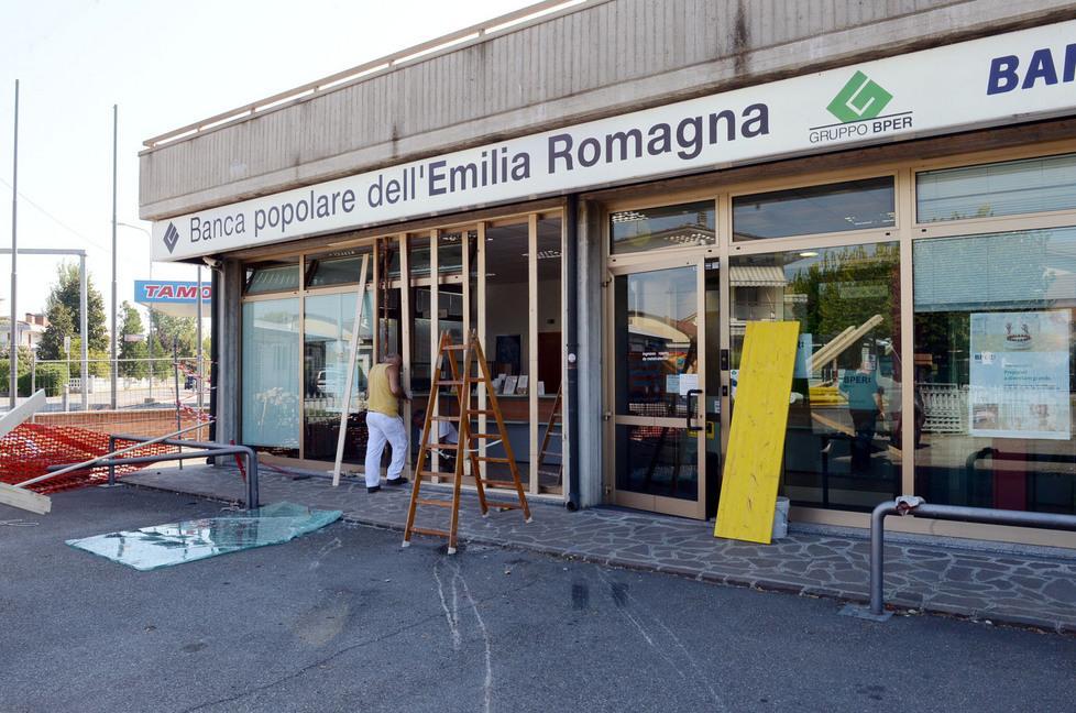 Smontano bancomat con camion e gru 