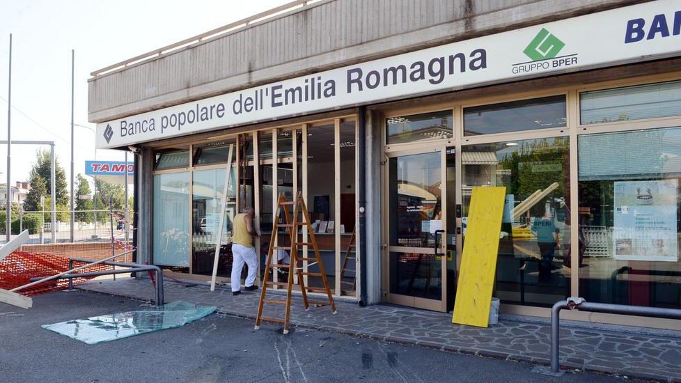 Smontano bancomat con camion e gru