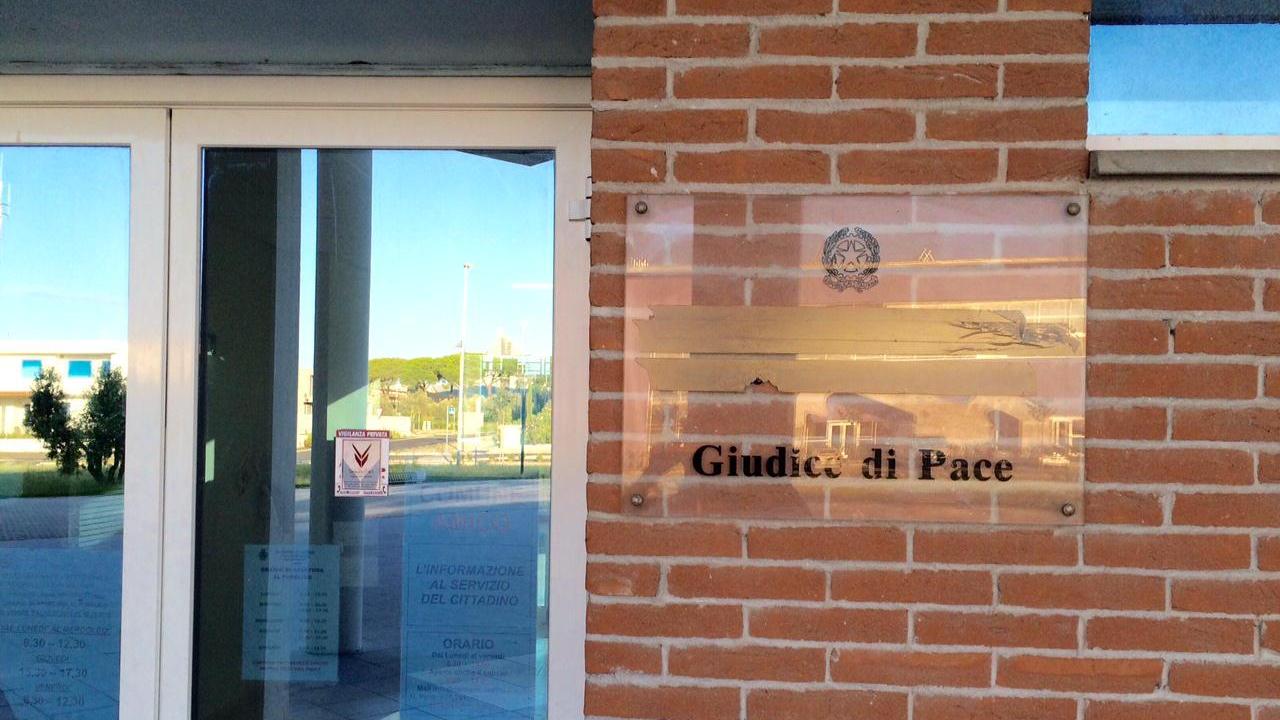 L'ingresso degli uffici del giudice di pace a Cecina