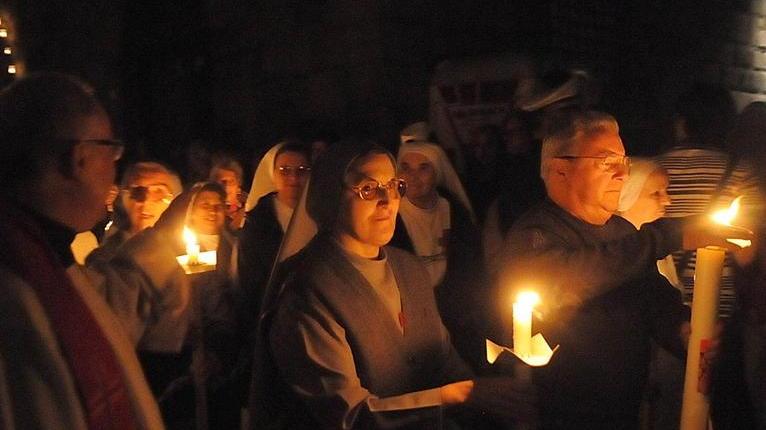 Ventimila lumini per Santa Croce: solo in sei dicono “no”