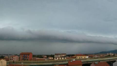 Il temporale in arrivo visto da Prato (foto Albonetti)