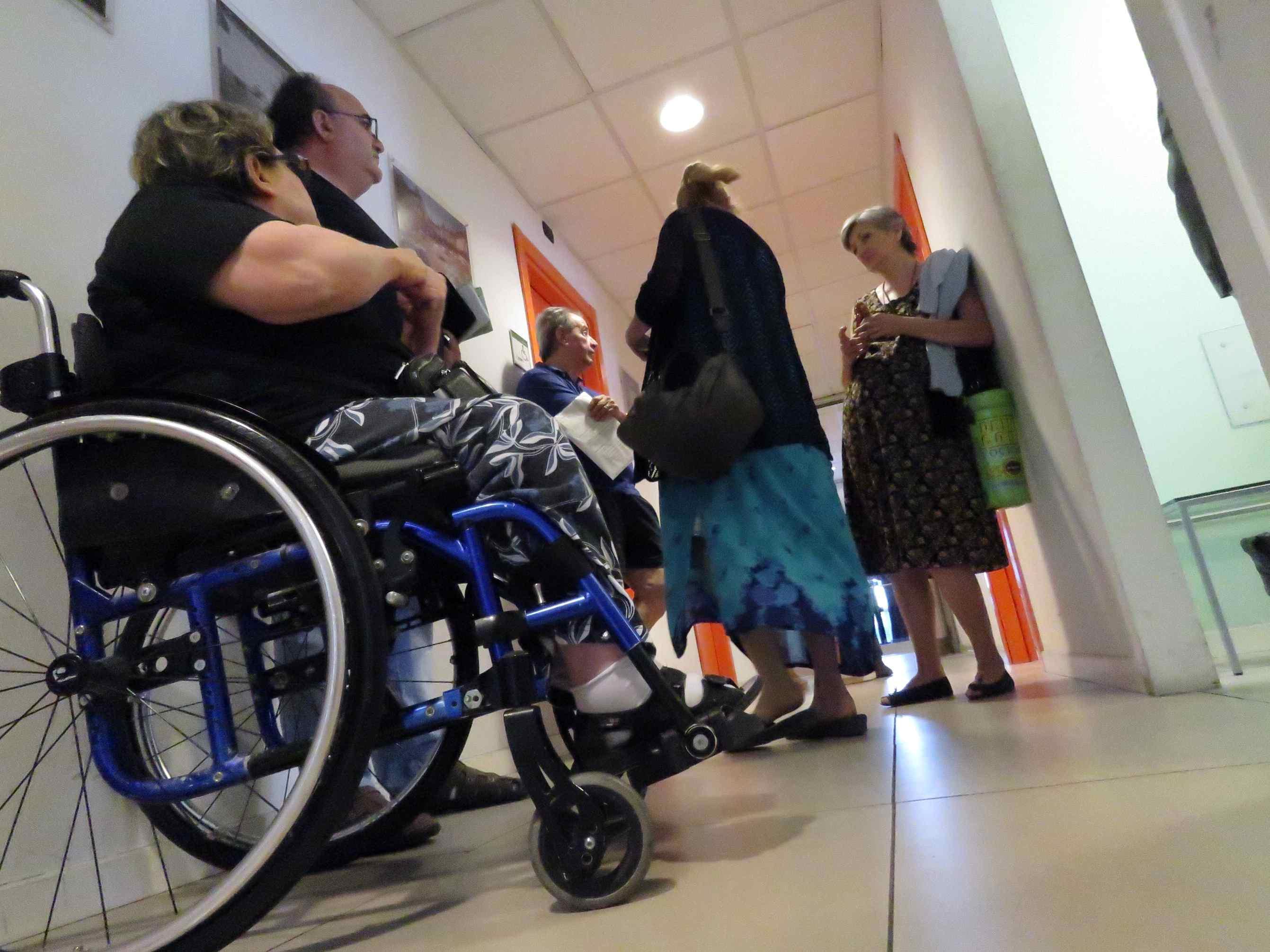 Disabili in coda agli uffici Essegiemme (foto Batavia)