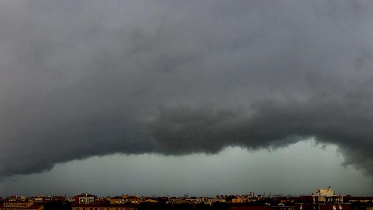 L'arrivo dal mare del temporale - domenica mattina - sulla città di Livorno (foto di Lorenzo Catania)