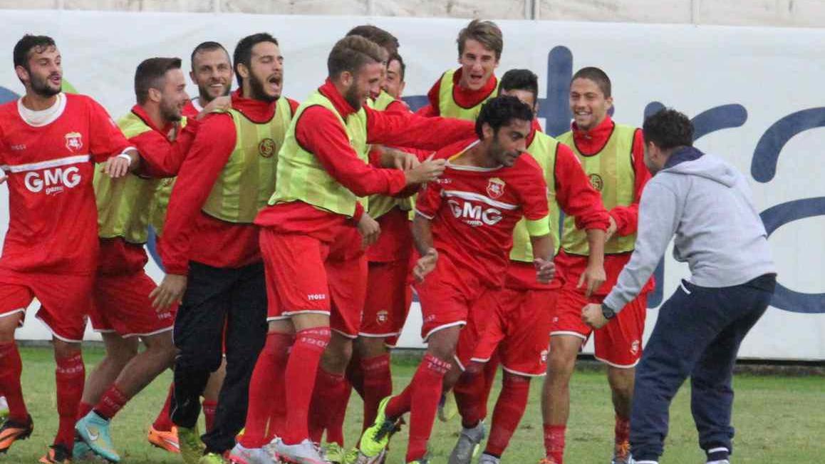 L'esultanza dei giocatori dell'Ancona dopo il gol (foto Batavia)
