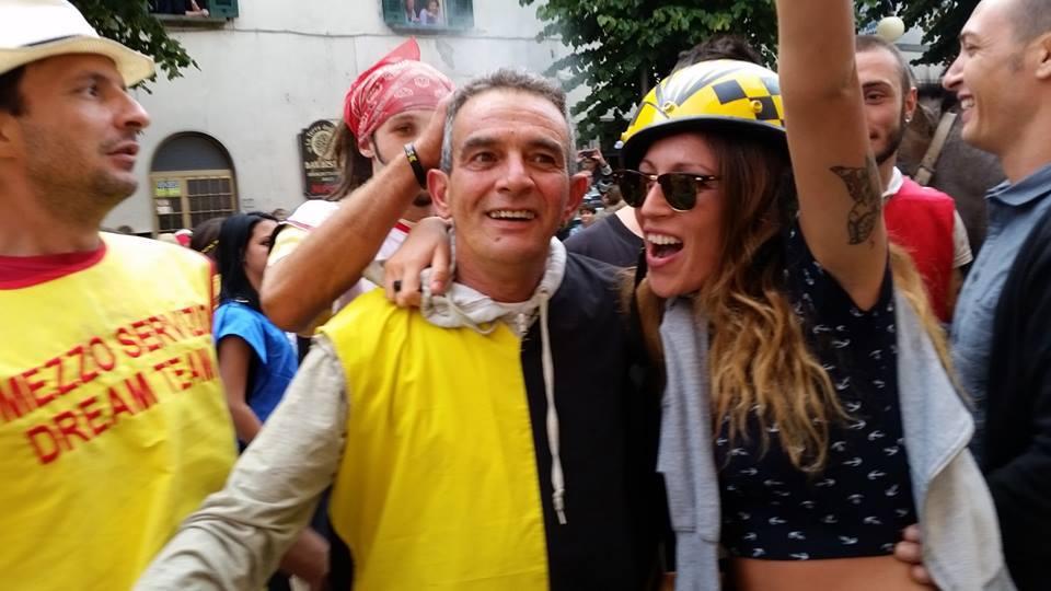 Biba festeggiato dopo il traguardo al Palio dei ciuchi di Roccastrada