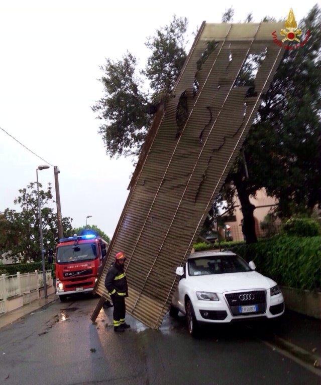 La tettoia finita sull'auto in sosta