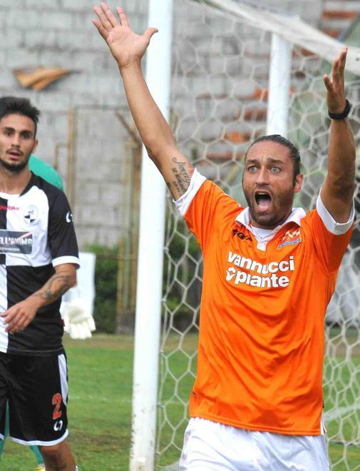 Sinigaglia chiede inutilmente il calcio di rigore (Foto Gori)