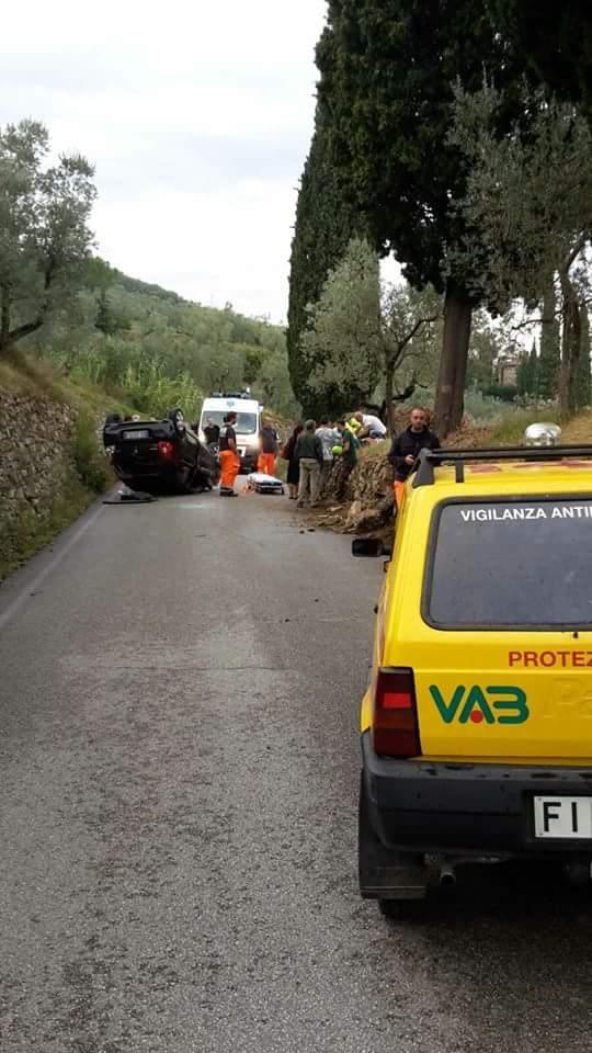 Auto si ribalta in via Baccheretana