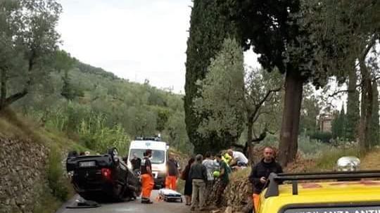 Auto si ribalta in via Baccheretana