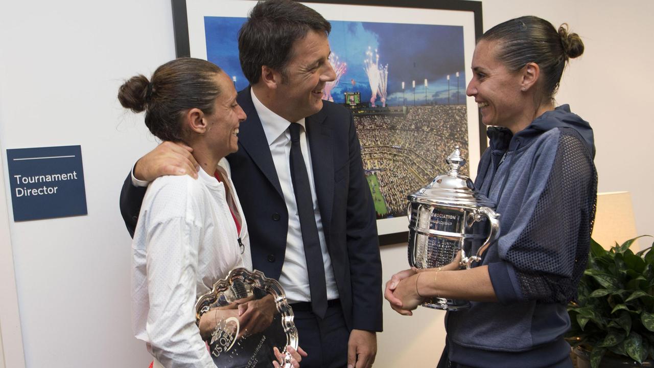 Matteo Renzi saluta Flavia Pennetta e Roberta Vinci, dopo la finale degli US Open a Flushing Meadows che ha visto protagoniste le due tenniste italiane