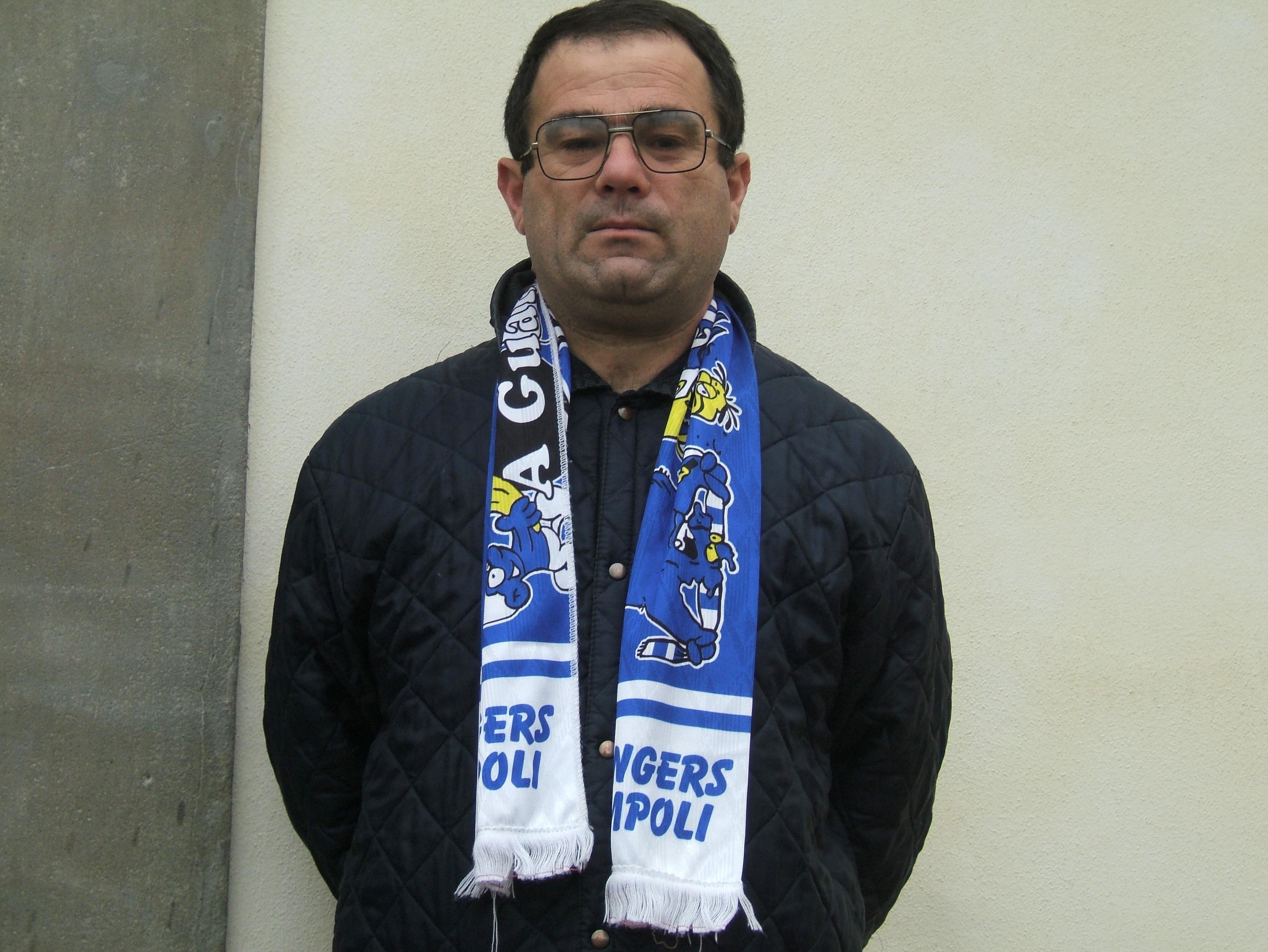 Il parroco Enrico Giachetti di Spicchio con la sciarpa azzurra 