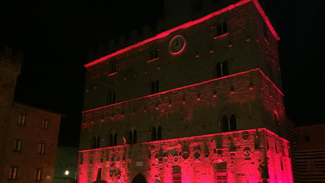 Palazzo dei Priori illuminato per la Notte Rossa