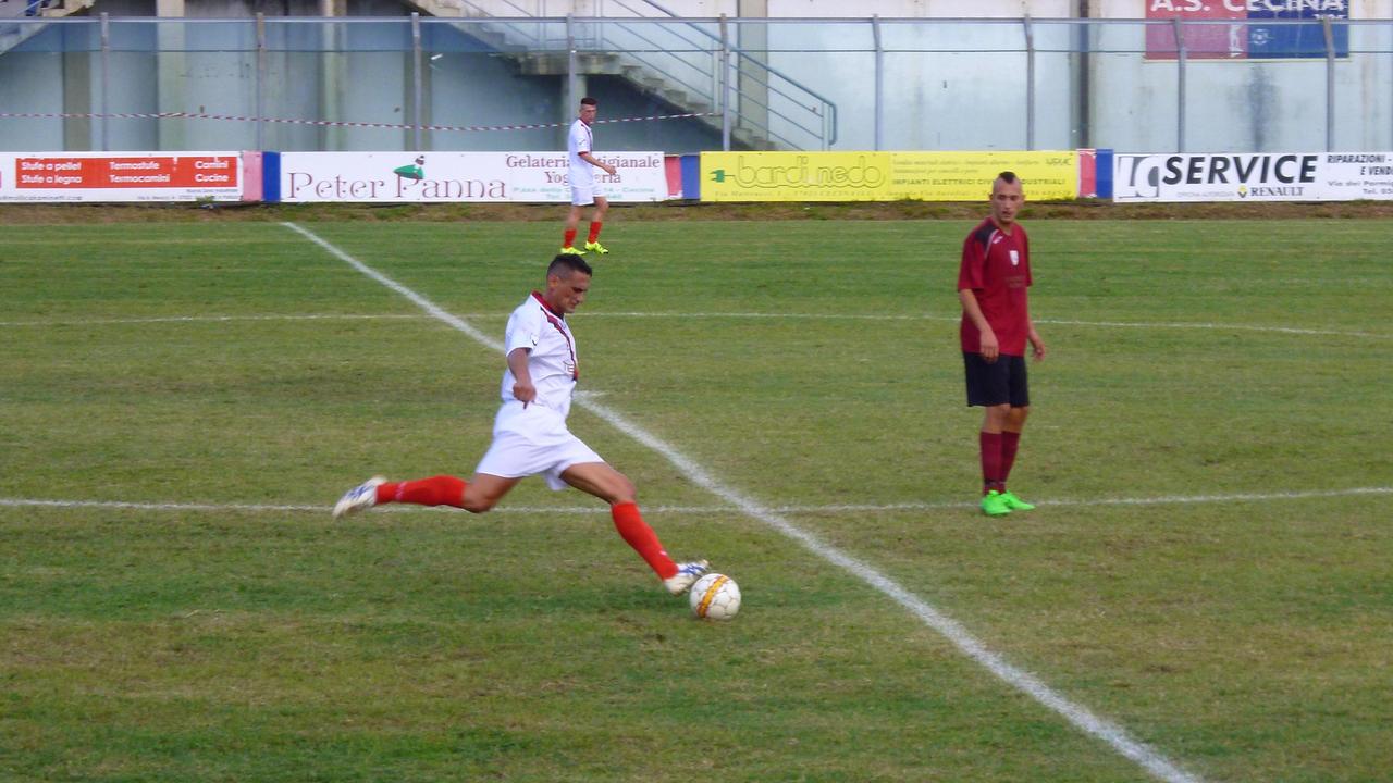 Un'azione nel derby Cecina-Donoratico di Coppa Italia (Foto F. Cavallini)
