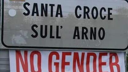 Scuola, striscioni contro la teoria gender