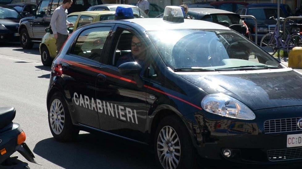 Rubano un portafoglio, coppia inseguita e arrestata