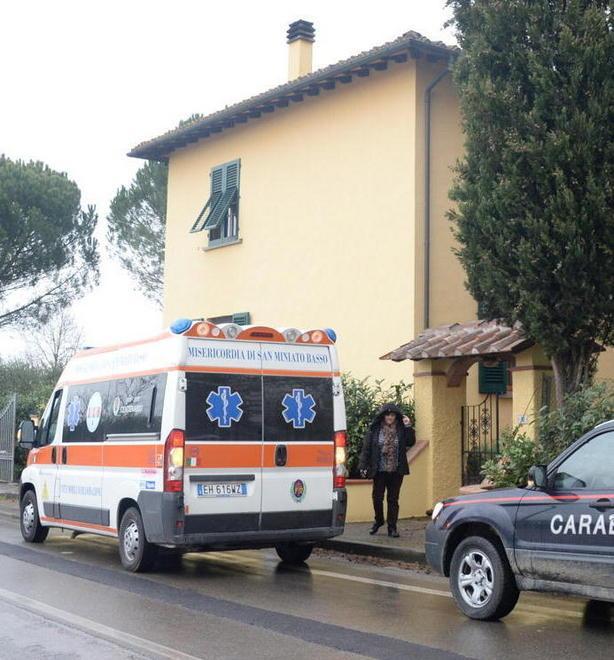 Pensionato muore mentre lavora nel giardino