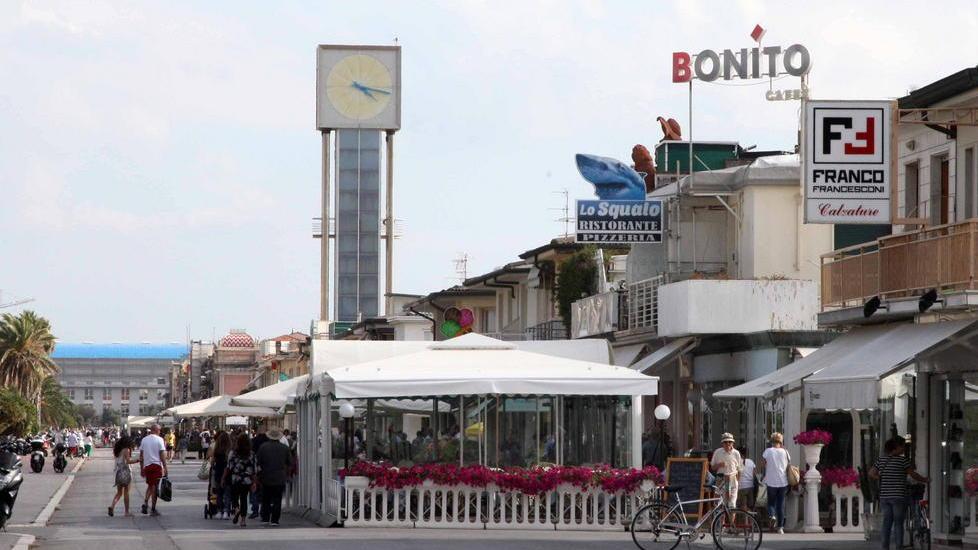 Nuove verande, la Passeggiata non si arrende: siano di vetro