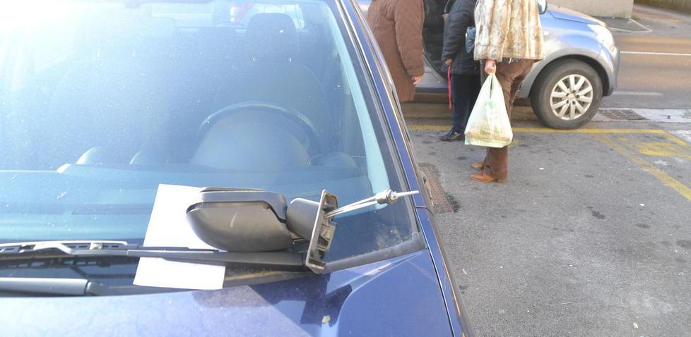 Vandali scatenati contro gli specchietti 