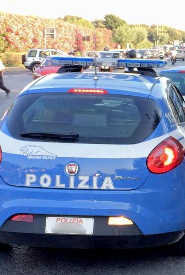 Esce dal discount e trova una targa diversa sullo scooter