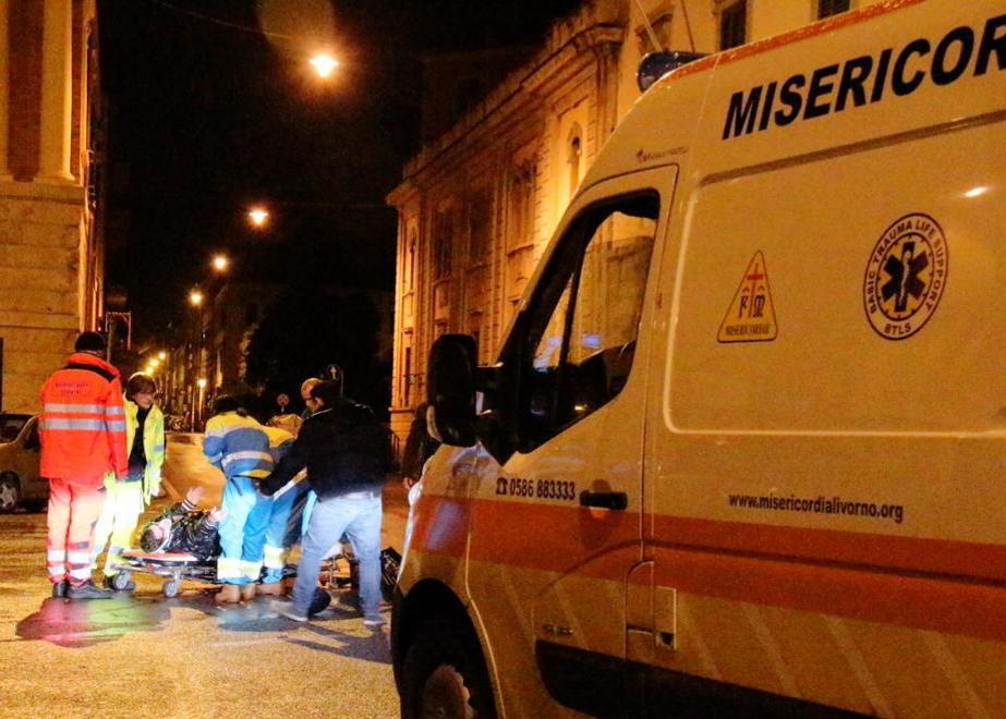Abbraccia l’amica, il pitbull l’azzanna 