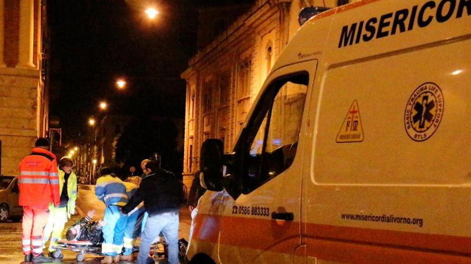 Abbraccia l’amica, il pitbull l’azzanna