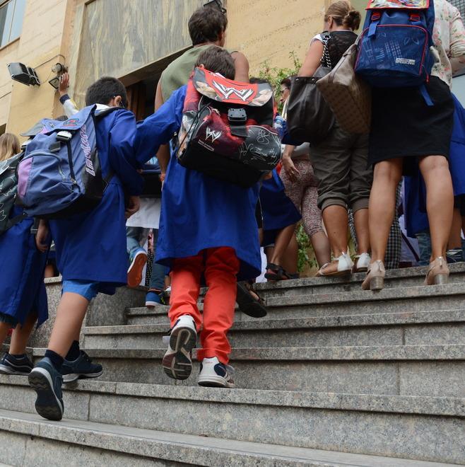 Bambini entrano a scuola