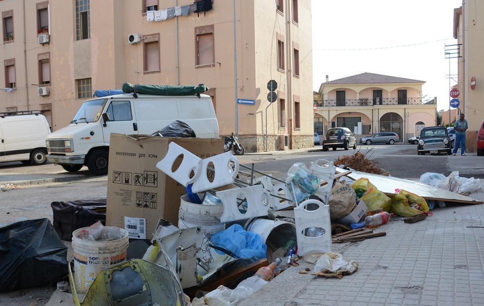 I rifiuti invadono via della Giara 