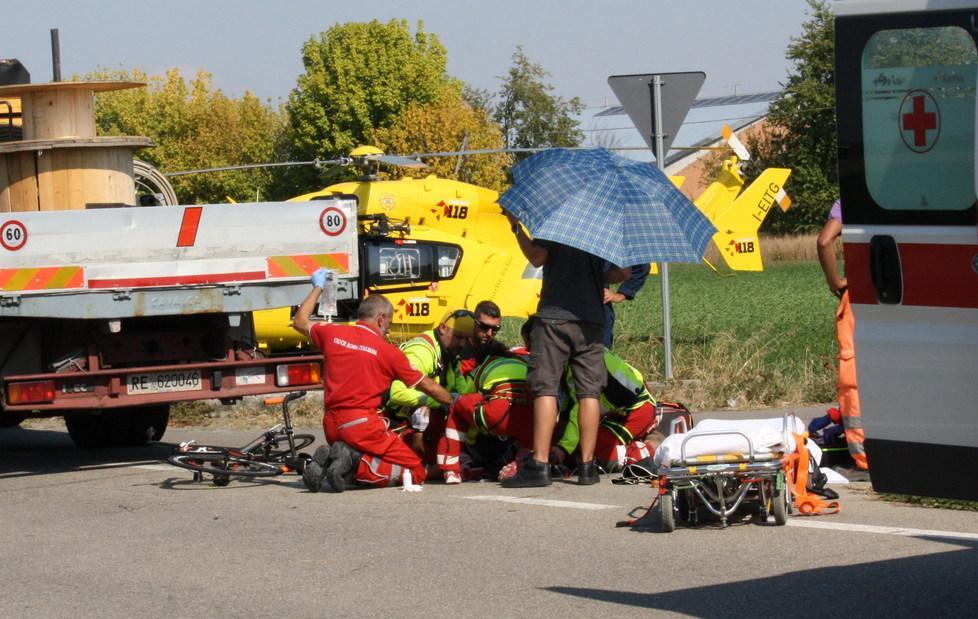 Ciclista contro camion, è grave 