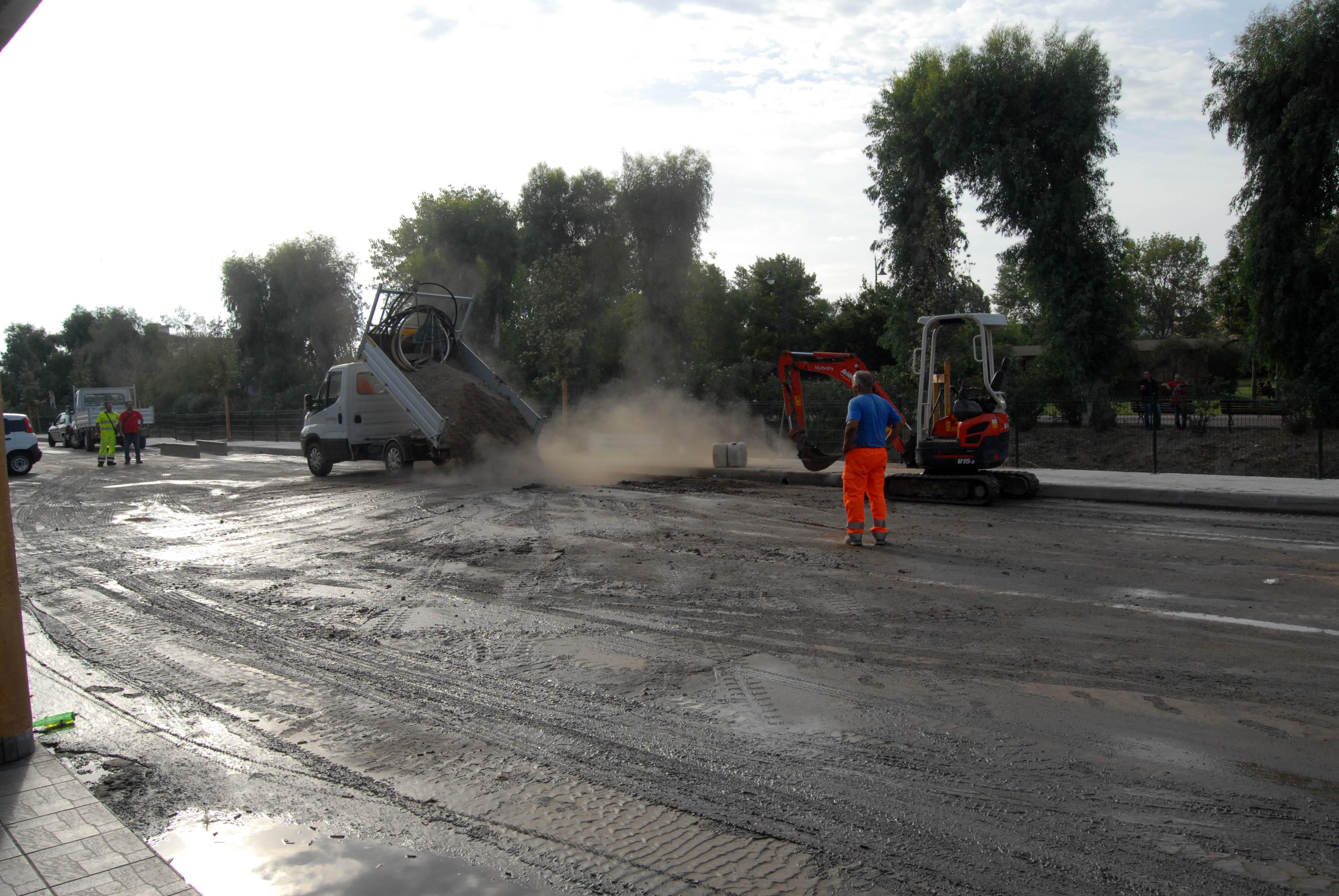 Operai al lavoro in via Galvani dopo l'allagamento
