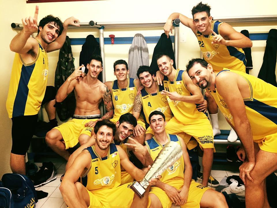 I gialloblù festeggiano con la coppa del Memorial Scali