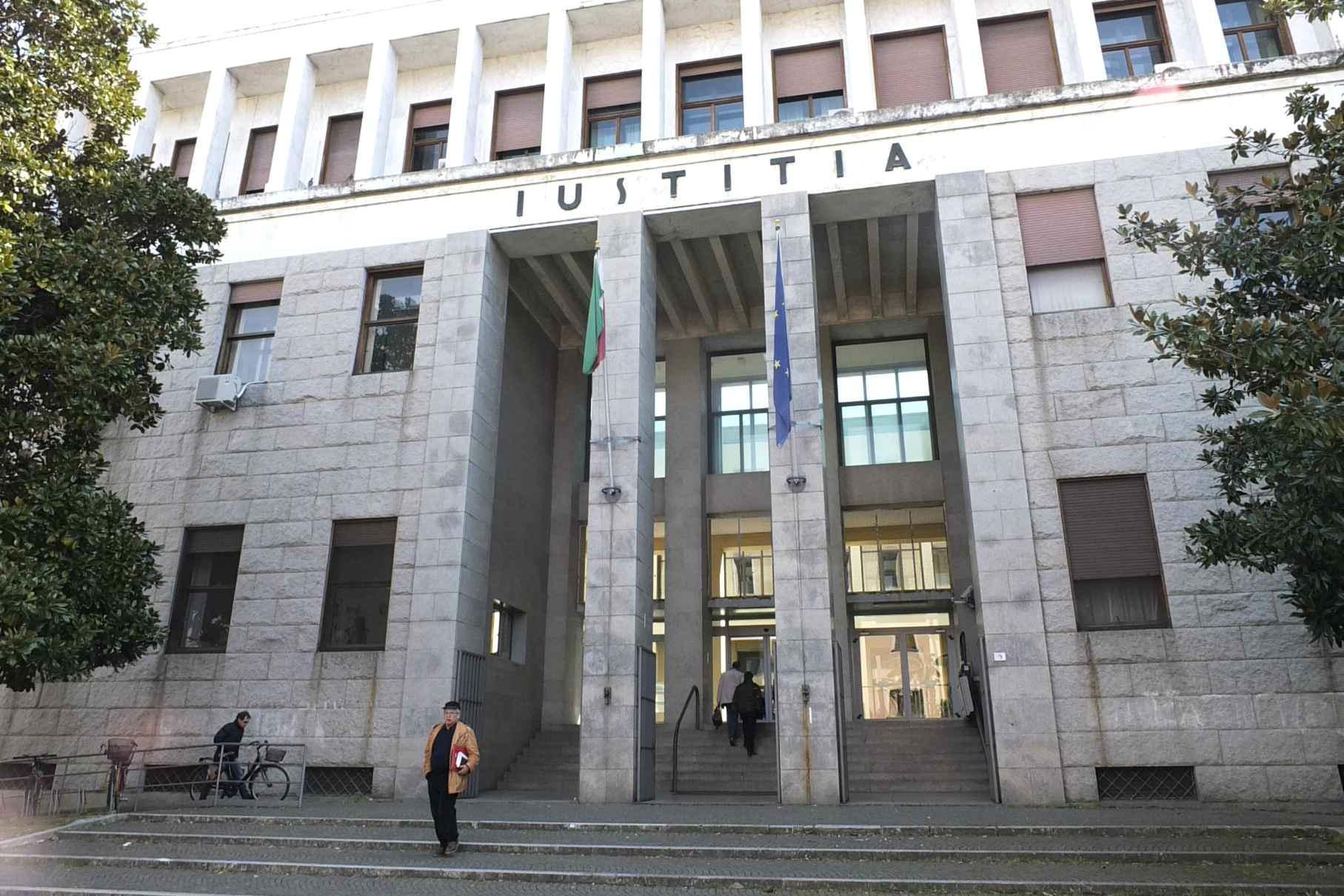 Il tribunale di Pisa dove si sta svolgendo il processo per l'accusa di stupro a due pontederesi (foto F. Muzzi)