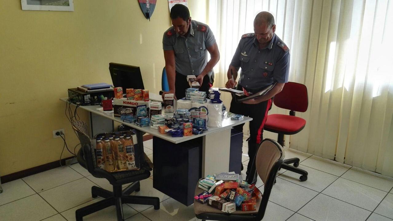 I carabinieri con la merce sequestrata