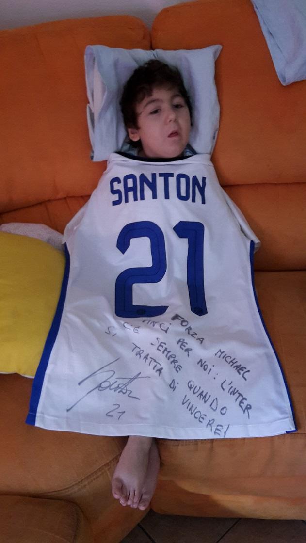 Il piccolo Michael con la maglia firmata