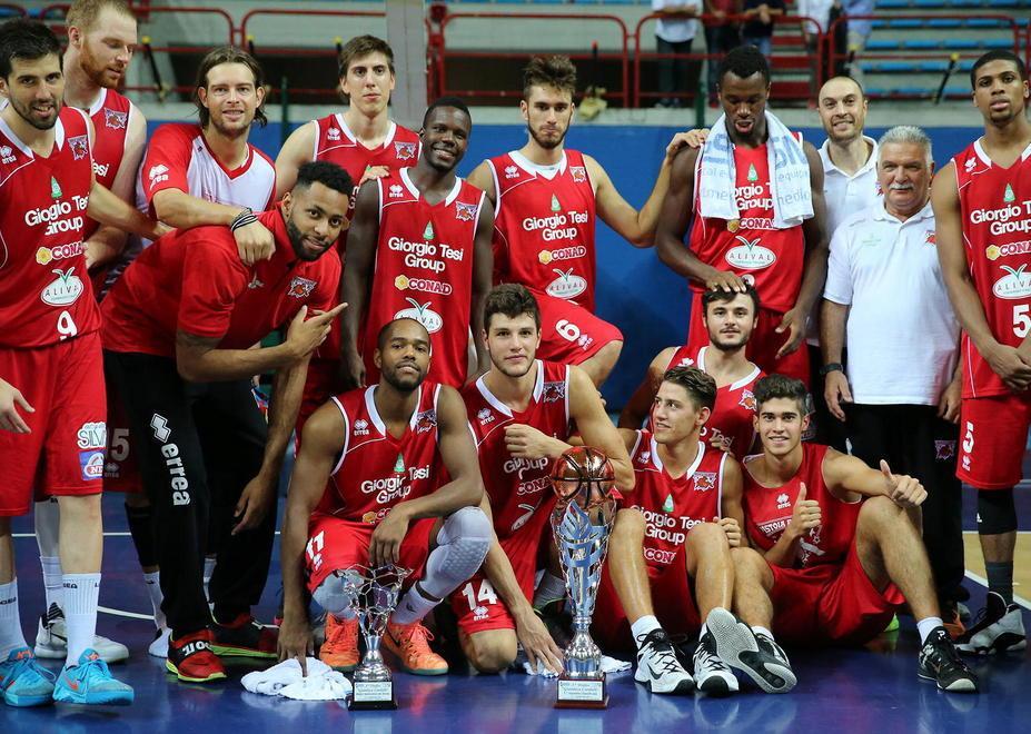 Il Pistoia Basket fa festa col suo primo trofeo della stagione (Foto Nucci)