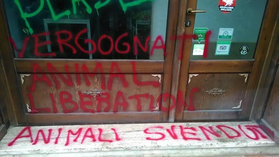Il ristorante non è più vegano, gli animalisti si scatenano