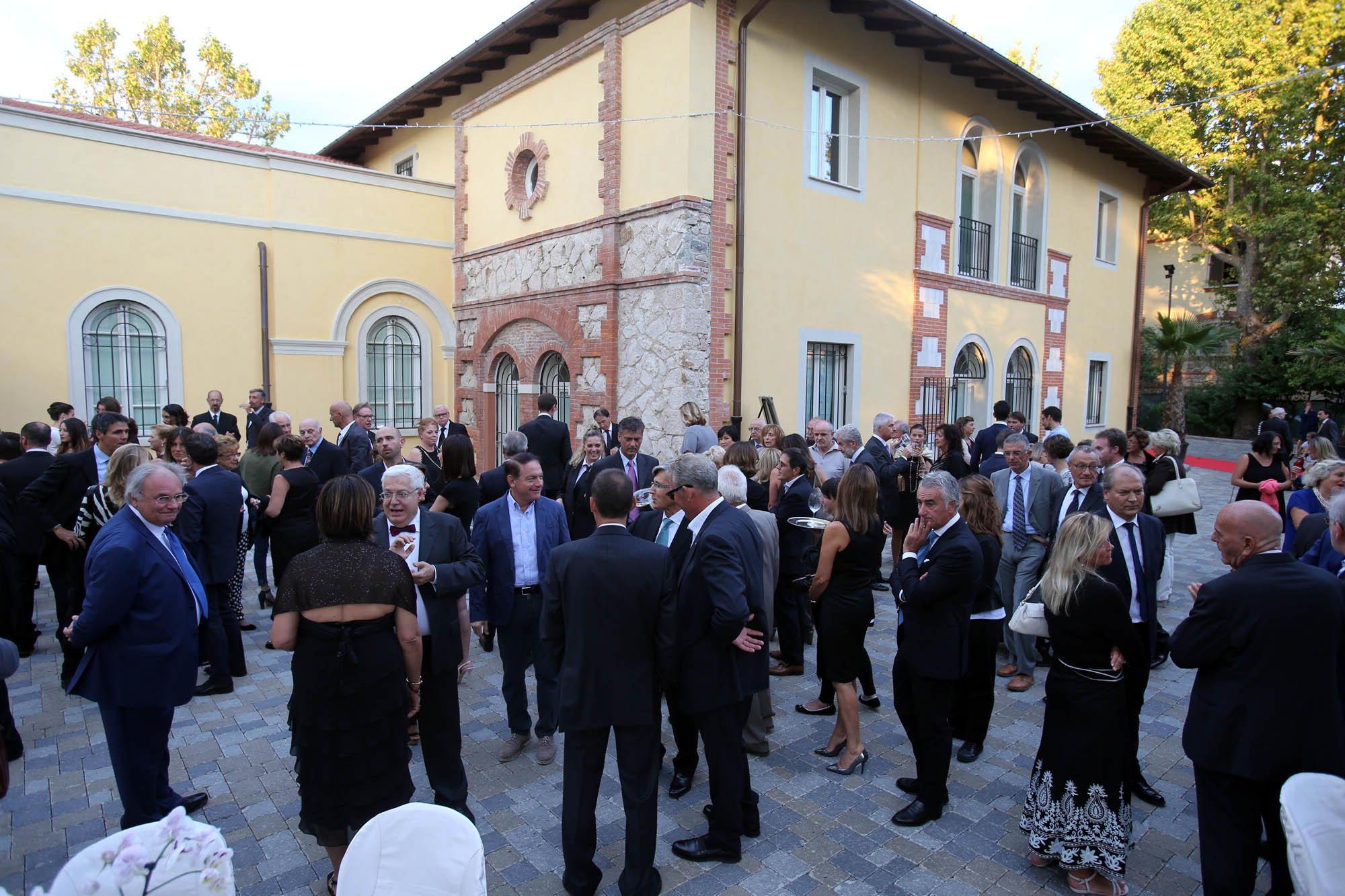 Gli invitati alla inaugurazione della nuova sede di Data Medica agli ex Bagni Gratuiti (Foto Nucci)