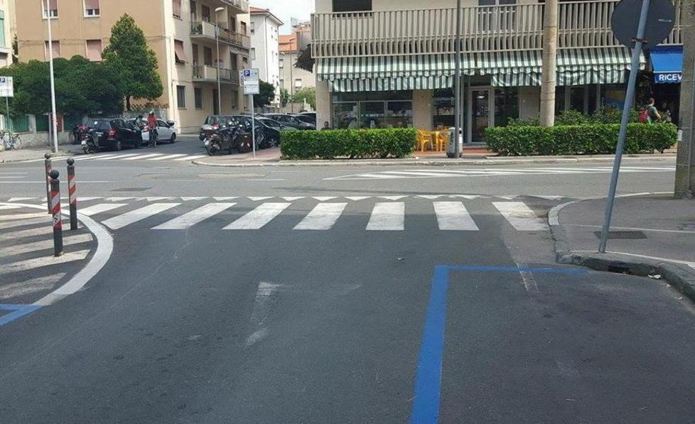 Furgone in retromarcia travolge scooterista 