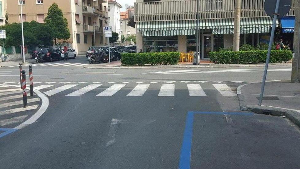 Furgone in retromarcia travolge scooterista