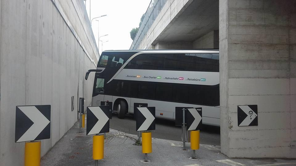 Il bus incastrato nel sottopasso