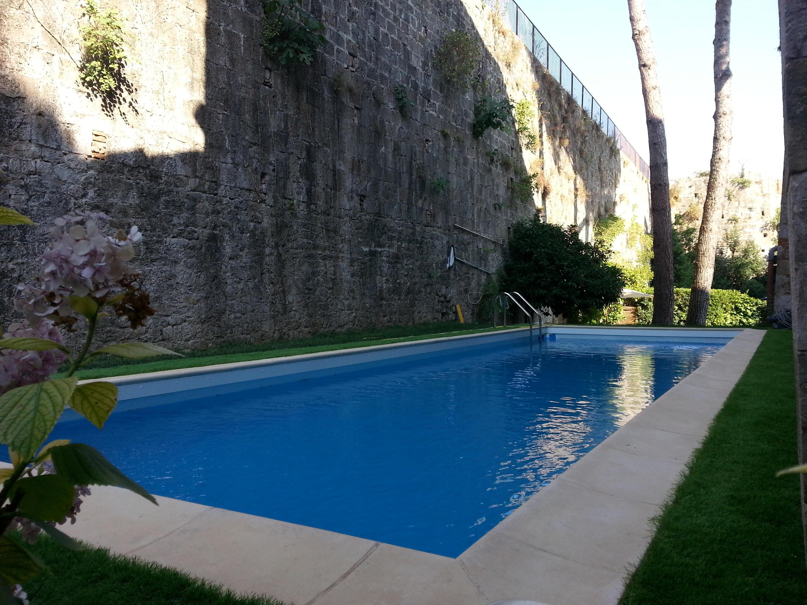 La piscina abusiva tra la chiesa di San Zeno e le mura