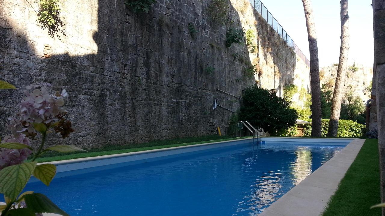 La piscina abusiva tra la chiesa di San Zeno e le mura