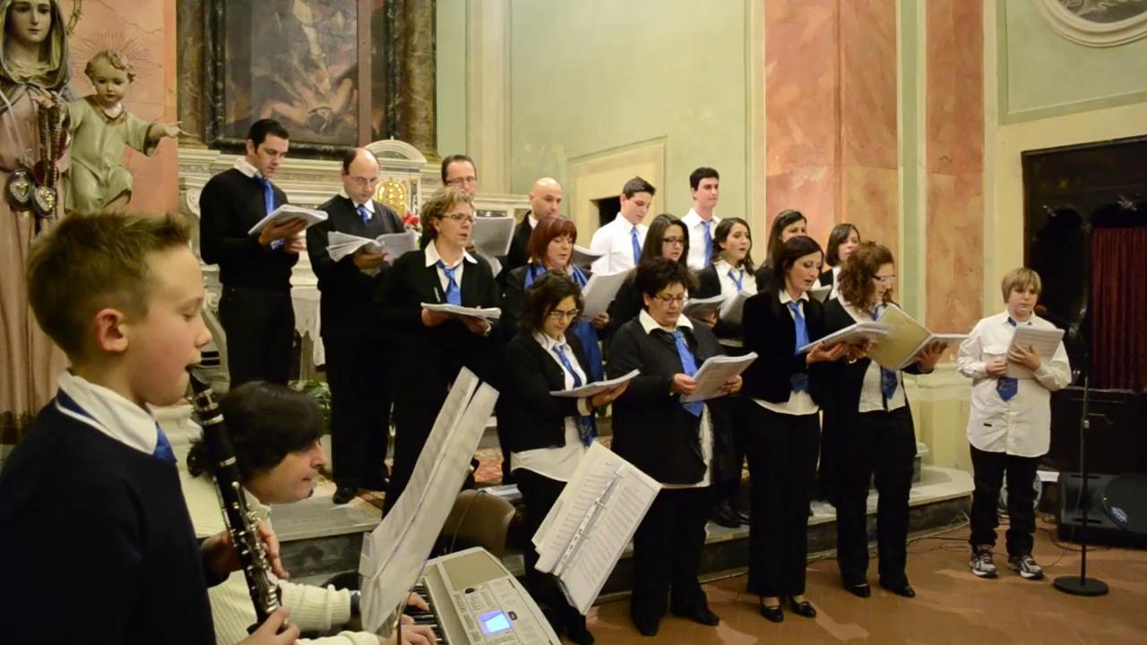 Sabrina Amoti nel coro della parrocchia, è la prima da sinistra nella seconda fila