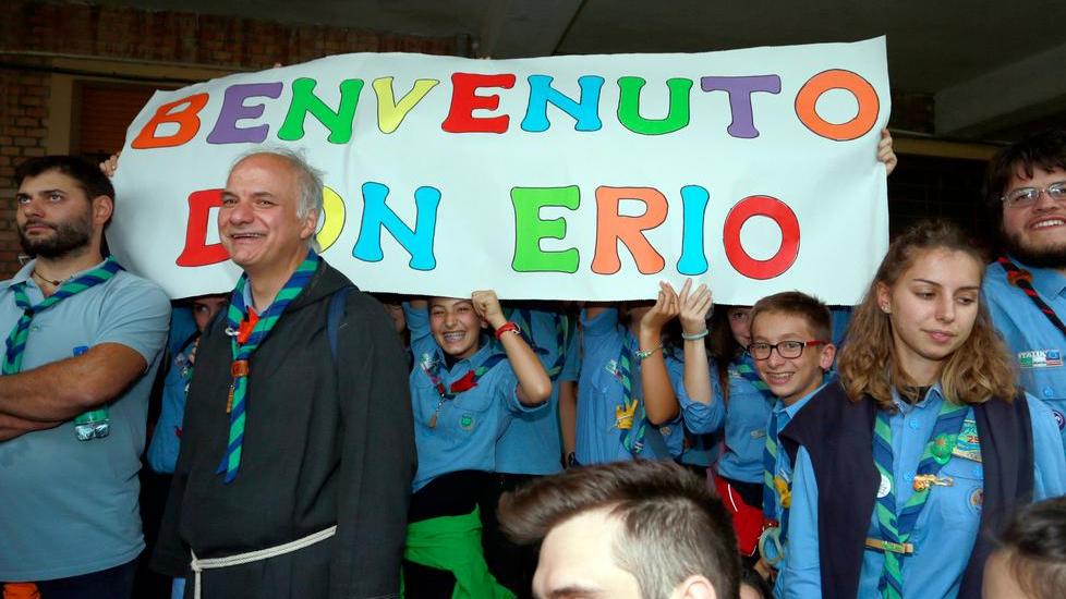 Il saluto ai giovani tra applausi e selfie