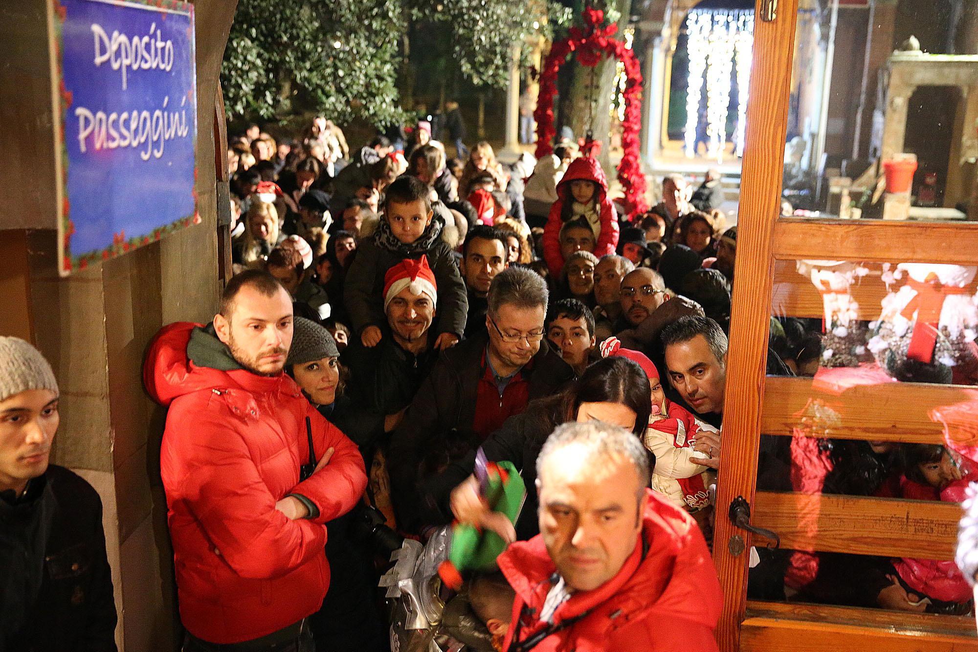 Persone in attesa di entrare nella Casa di Babbo Natale (foto Nucci)