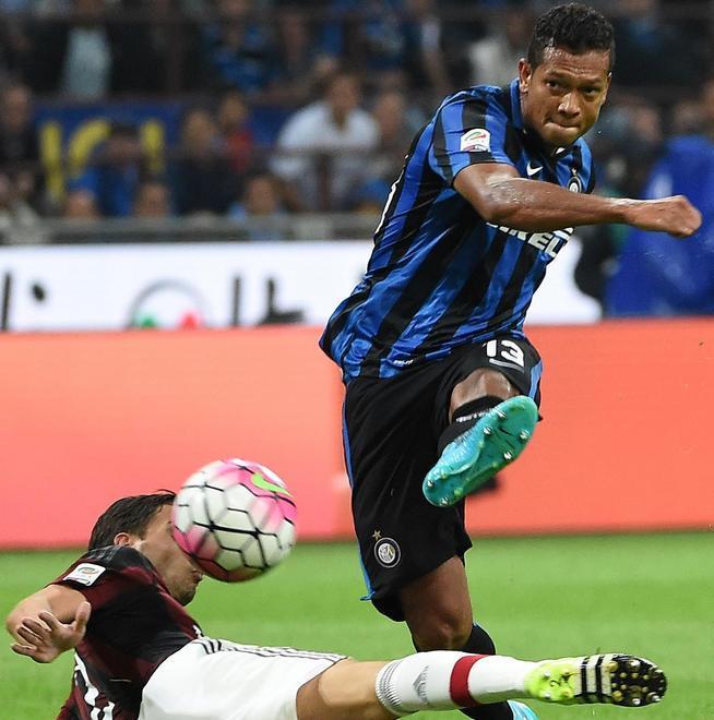 L’Inter si prende il derby e sale in vetta 
