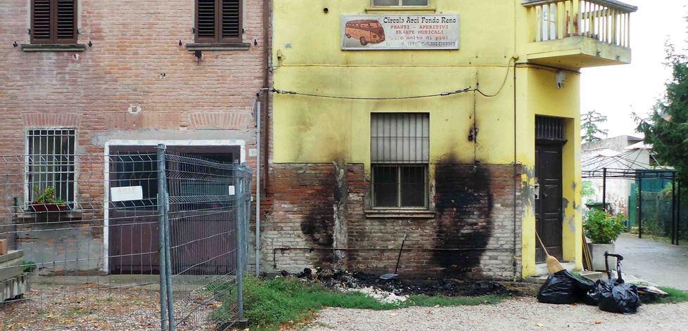 Incendio doloso di mobili nell’ex circolo di via Civetta