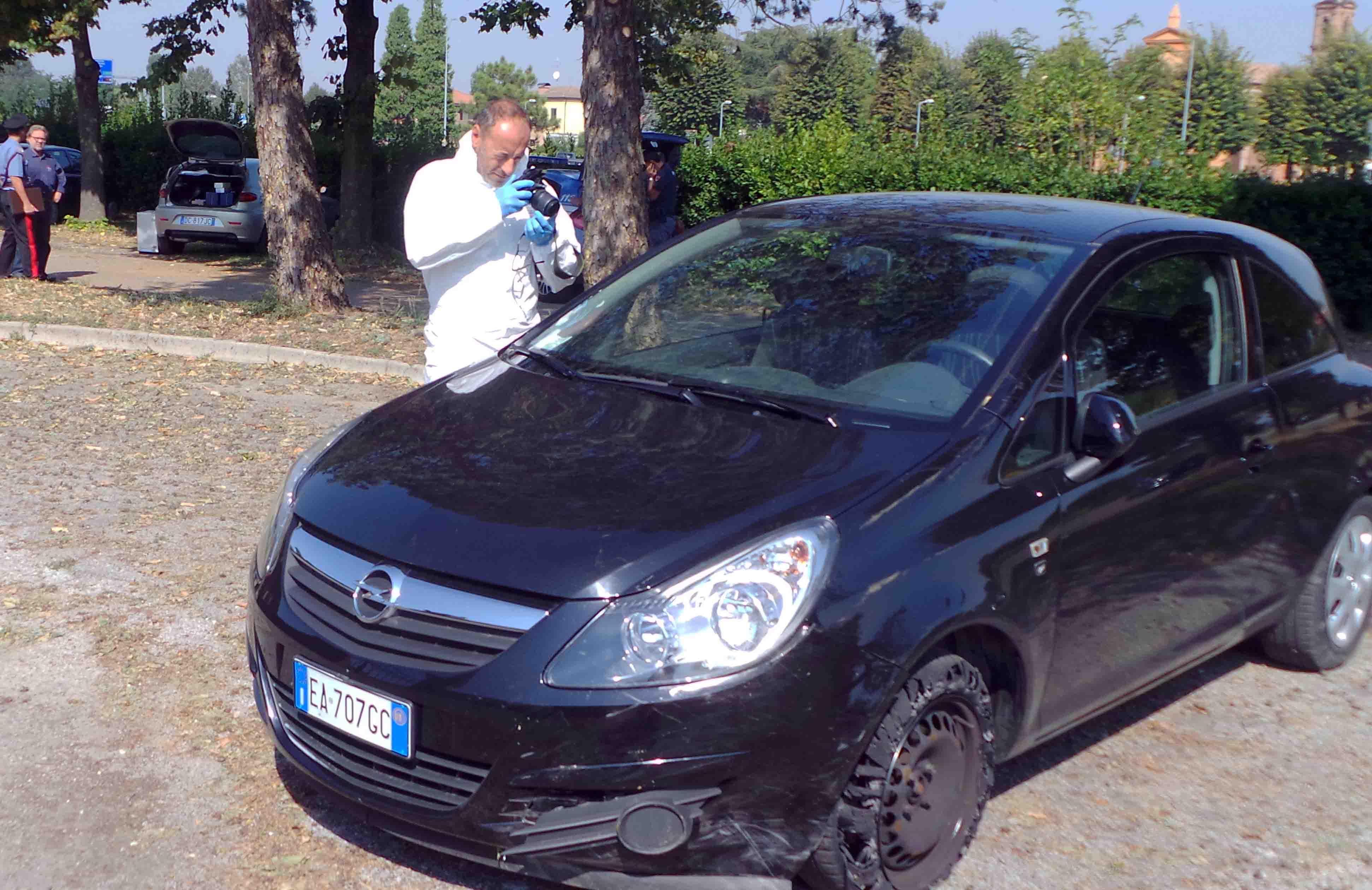 La polizia scientifica esamina l'auto di Pierluigi Tartari, il pensionato scomparso
